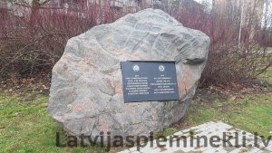 Piemiņas zīme – akmens Strazdumuižas pamieram (Foto: R. Ķipurs 2018)