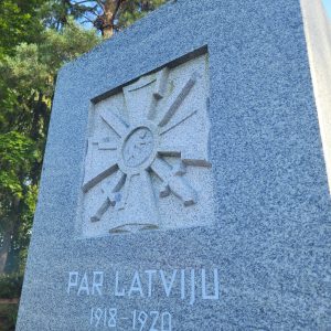 Stēla Mārupes novada Lāčplēša kara ordeņa kavalieriem. 