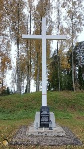 Piemiņas krusts Ilūkstes nacionālo partizānu pulka lietuviešu rotai Sārtenes kapos