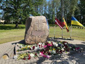 “Svētbirze”Jelgavā piemiņas akmens komunistiskā režīma upuriem.(Foto V. Veinbergs 14.06.2025.)