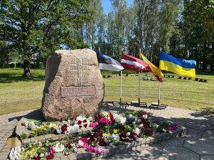 “Svētbirze”Jelgavā piemiņas akmens komunistiskā režīma upuriem.(Foto V. Veinbergs 14.06.2025.)