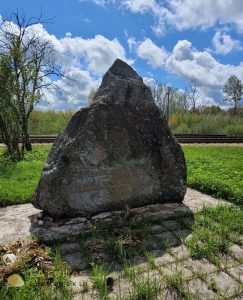 Tores stacija. Deportāciju upuru piemiņas akmens.