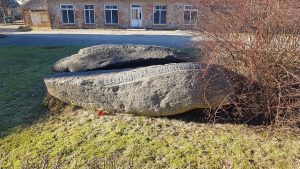 Dundaga – piemiņas vieta represētajiem. Šķeltais akmens.
