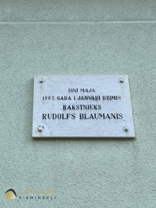 Ērgļi Rūdolfa Blaumaņa piemiņas plāksne