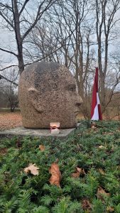 Jaunlutriņi. Jukuma Vācieša piemineklis.