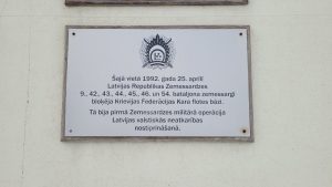 Liepāja. Piemiņas plāksne godinot Zemessardzes 1992. 25. aprīļa militāro operāciju.