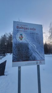 Ķoņu pagasts. Memoriāls - skulptūra “Baltijas ceļam” 