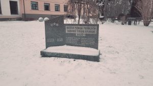 Saldus. Piemineklis 1940. – 1941. gada Sarkanā terora pirmajiem upuriem.
