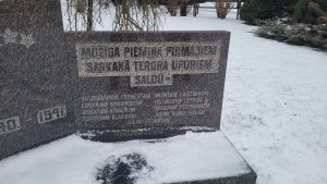 Saldus. Piemineklis 1940. – 1941. gada Sarkanā terora pirmajiem upuriem.