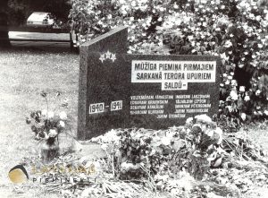Saldus. Piemineklis 1940. – 1941. gada Sarkanā terora pirmajiem upuriem.