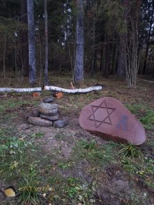 Holokausta vieta Dzirkaļu mežā pie Aizputes.