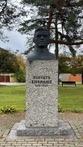 Valka Piemineklis rakstniekam Robertam Eidemanim
