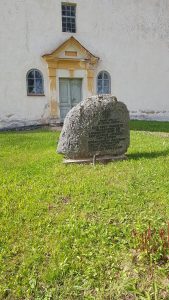 Piemineklis nacionālajiem partizāniem pie Ēveles baznīcas. 