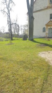Piemineklis nacionālajiem partizāniem pie Ēveles baznīcas. 