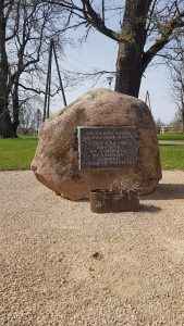 Piemiņas akmens pie Ēveles atjaunotā tautas nama 