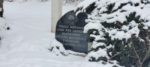 Preiļos uzstādītais baltais krusts un stēla nacionālajiem partizāniem