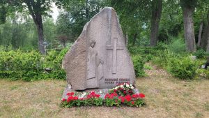 Piemineklis sarkanā terora upuru piemiņai Raunas kapos