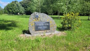Jaunlutriņu totalitāro režīmu upuru piemineklis