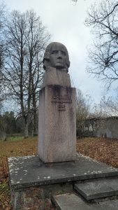 Piemineklis Garlībam Merķelim Lēdurgā