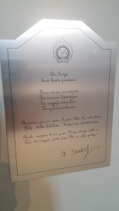 Cesvaines luterāņu baznīcā altāris ar piemiņas plāksni  kritušajiem draudzes locekļiem