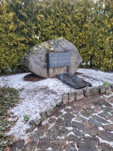 Memoriālais akmens “Sākums sāpju ceļam Sibīrijā” Cēsīs