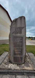 Piemiņas akmens pie bijušās čekas mājas Gulbenē