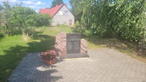 Piemiņas plāksne Latgales partizānu pulka cīnītājiem Rugājos