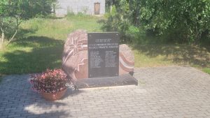 Piemiņas plāksne Latgales partizānu pulka cīnītājiem Rugājos