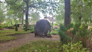 Piemineklis represētajiem Gaujienas kapos