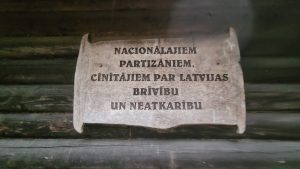 Annas pagasta Ezeriņu kapos piemiņas plāksne nacionālajiem partizāniem