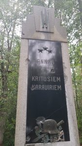 Piemineklis Annas pagasta Ezeriņu kapos 