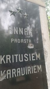 Piemineklis Annas pagasta Ezeriņu kapos 