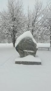 Represēto piemiņas akmens pie Kalvenes stacijas