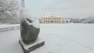 Represēto piemiņas akmens pie Kalvenes stacijas