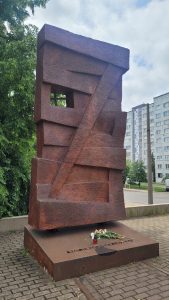 Piemineklis represētajiem Latvijas iedzīvotājiem Šķirotavā