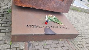 Piemineklis represētajiem Latvijas iedzīvotājiem Šķirotavā