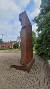 Piemineklis represētajiem Latvijas iedzīvotājiem Šķirotavā