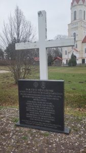 Rucavā piemiņas zīme latviešu un lietuviešu nacionālajiem partizāniem