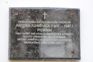 Piemiņas plāksne mācītājam un nacionālajam partizānam Antonam Juhņevičam