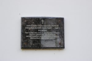 Piemiņas plāksne mācītājam un nacionālajam partizānam Antonam Juhņevičam