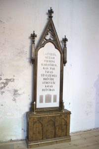 Cesvaines luterāņu baznīcā altāris ar piemiņas plāksni  kritušajiem draudzes locekļiem