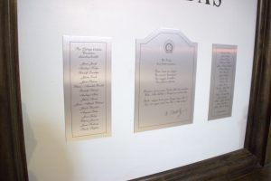 Cesvaines luterāņu baznīcā altāris ar piemiņas plāksni  kritušajiem draudzes locekļiem