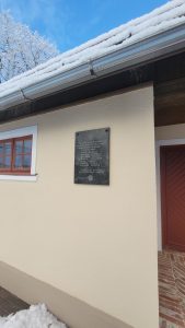 Tīnūžu muižā piemiņas plāksne latviešu strēlniekiem