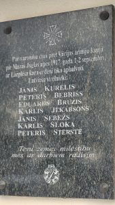 Tīnūžu muižā piemiņas plāksne latviešu strēlniekiem