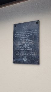 Tīnūžu muižā piemiņas plāksne latviešu strēlniekiem