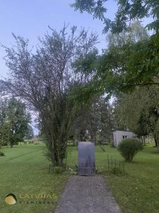 Piemiņas akmens Nautrēnu vidusskolas jauniešu pretošanās kustībai „Latgales vanagi”