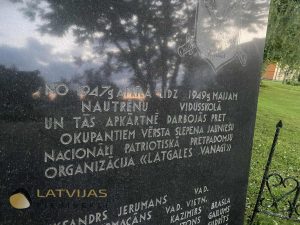 Piemiņas akmens Nautrēnu vidusskolas jauniešu pretošanās kustībai „Latgales vanagi”