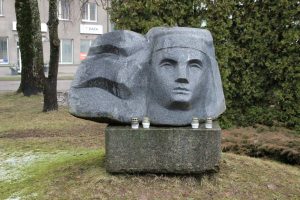 Piemineklis Limbažu pilsētas represētajiem iedzīvotājiem.