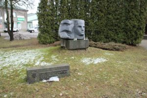 Piemineklis Limbažu pilsētas represētajiem iedzīvotājiem.