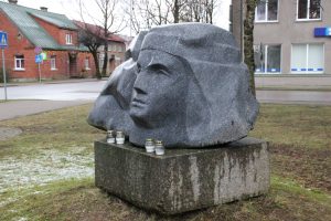 Piemineklis Limbažu pilsētas represētajiem iedzīvotājiem.
